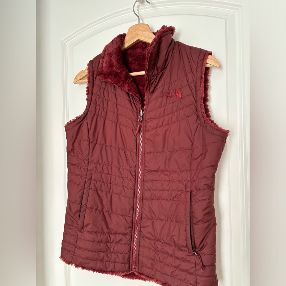 Reversible puffer/fleece vest